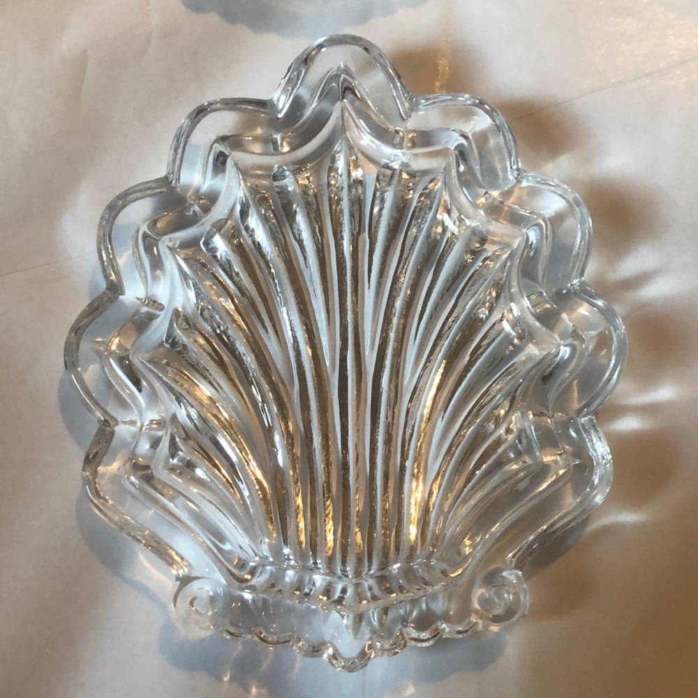 Glass shell dish with lid - Picture 6 of 8